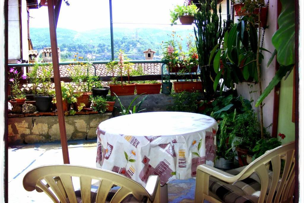 Authentic Guest Stay In The Heart Of Veliko Tarnovo Студио С Изглед Към Царевец Dış mekan fotoğraf