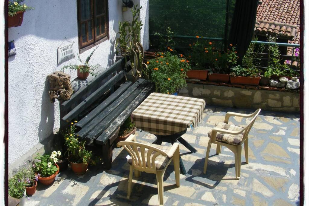 Authentic Guest Stay In The Heart Of Veliko Tarnovo Студио С Изглед Към Царевец Dış mekan fotoğraf