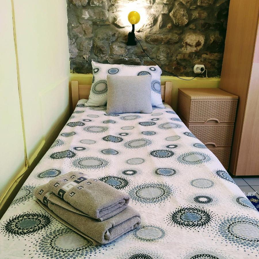 Authentic Guest Stay In The Heart Of Veliko Tarnovo Студио С Изглед Към Царевец Dış mekan fotoğraf
