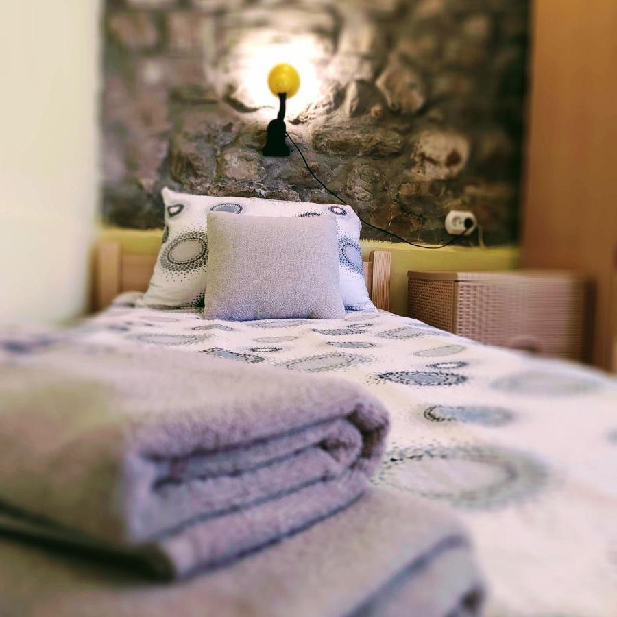 Authentic Guest Stay In The Heart Of Veliko Tarnovo Студио С Изглед Към Царевец Dış mekan fotoğraf